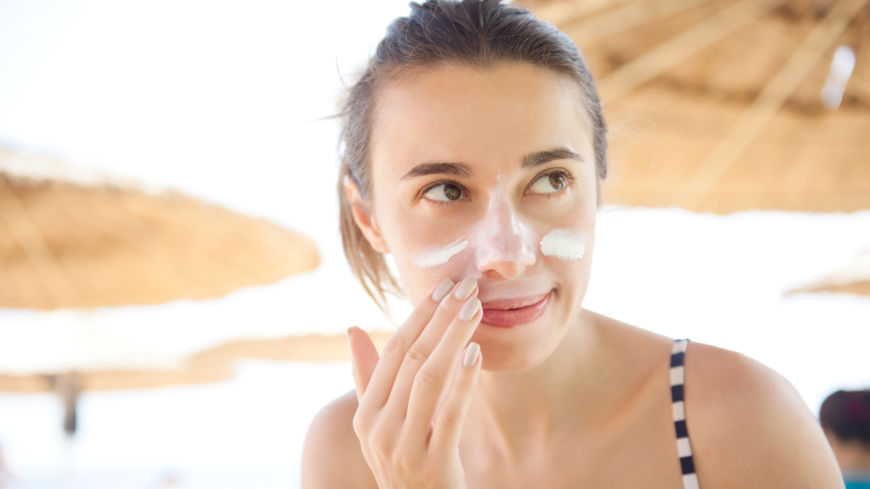 De är viktigt att vi är rädda om vår hud dagligen och skyddar oss mot solen, exempelvis med solskyddsfaktor. Foto: Shutterstock